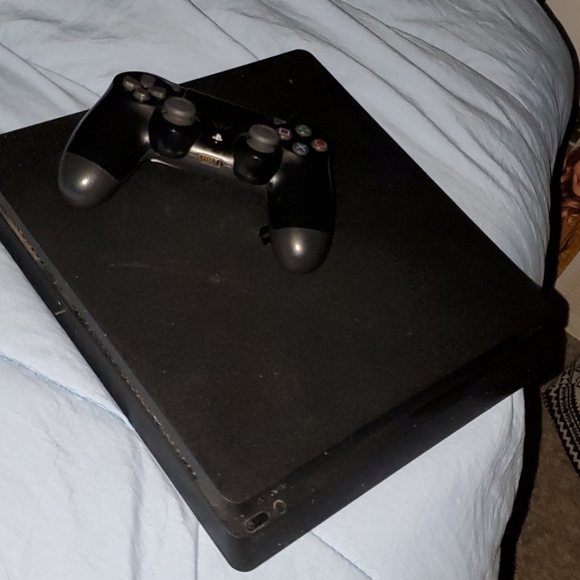 Playstation 4 - Picture 2 of 2